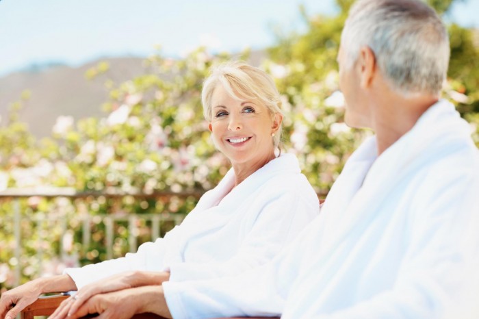 Freuen Sie sich auf Ihr strahlendes, selbstbewusstes Lächeln Dank unseren Experten von CompletDent