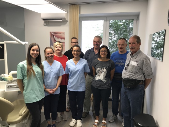 Das CompletDent Team mit zufriedenen Patienten