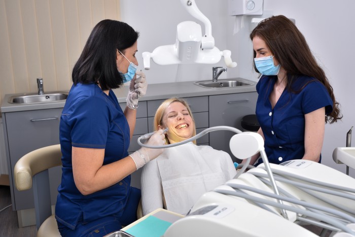 Vergleichen Sie verschiedene Zahnzusatzversicherungen anhand mehrerer Kategorien, um die beste für Ihre Ansprüche zu finden.